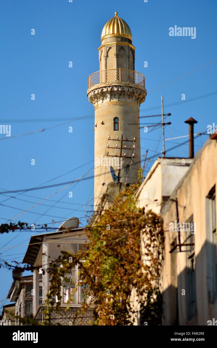Minarett und chaotisch Telekom Kabel in Baku, der Hauptstadt Aserbaidschans. Telefonleitungen überqueren unordentlich vor der Moschee, verwirrt Stockfoto