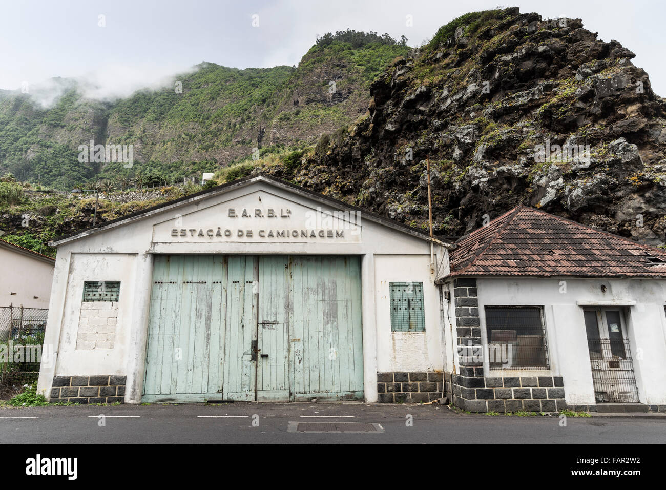 Madeira - an der Mündung des 눇Super Do Sao Vicente. Werkstatt-Service für LKW. Stockfoto