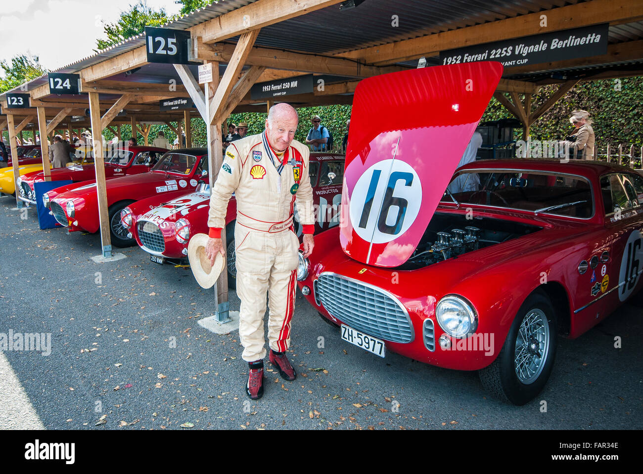 Rennfahrer David Franklin, die eine Vintage Ferrari in der Lavant Cup beim Goodwood Revival 2015 fahren würde Stockfoto