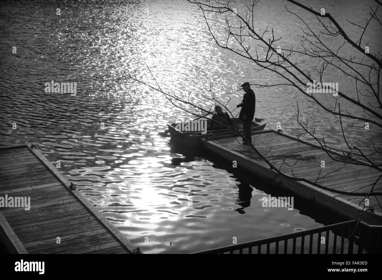 Zwei Männer im Gespräch an einem Dock in Ontario Stockfoto