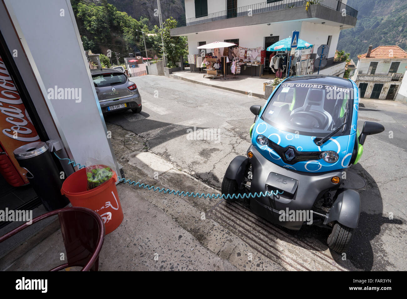 Madeira - Curral des Freiras. Ein Mini-Elektroauto aufladen in das kleine Bergdorf eingesteckt. GPS geführte Touren. Stockfoto