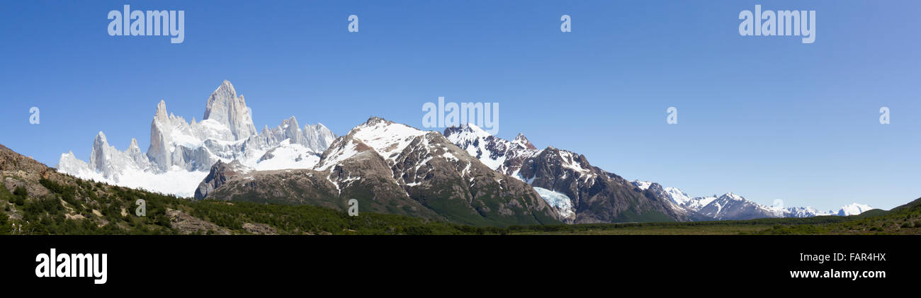 Panoramablick in den Nationalpark Los Glaciares, Patagonien, Argentinien mit Mt Fitzroy und Gletscher Piedras Blancas. Stockfoto