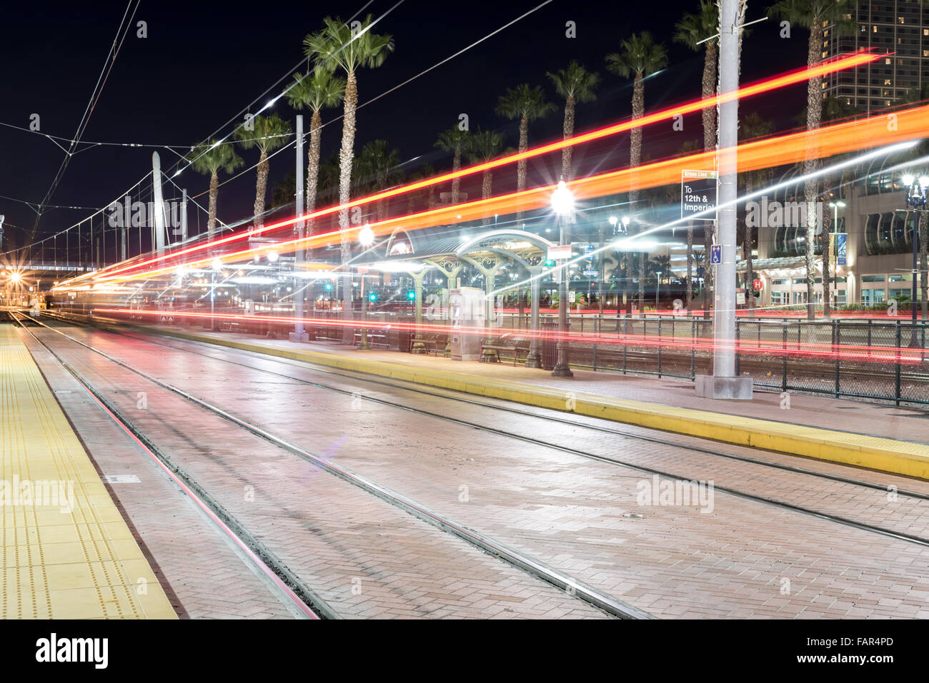 Gaslamp Quarter Trolley Station in der Nacht. Die Innenstadt von San Diego, Kalifornien, USA. Stockfoto