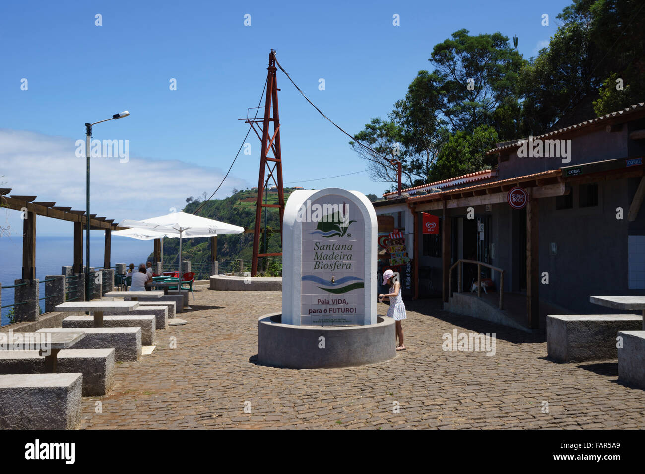 Madeira - Calhau Sao Jorge. Café und Besucher Zentrum am Küstenweg, ehemaligen Seilbahn Lage am Caminho Real Fußweg. Stockfoto