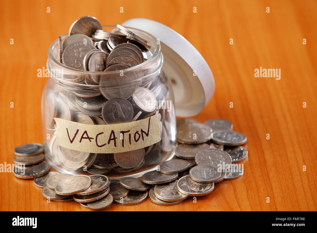 Glas mit der Aufschrift Urlaub mit Geld gefüllt. Stockfoto