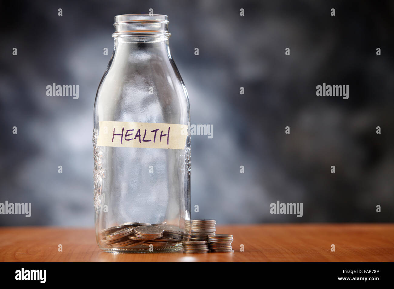 Flasche Etikett Gesundheit mit ein paar Münzen. Stockfoto