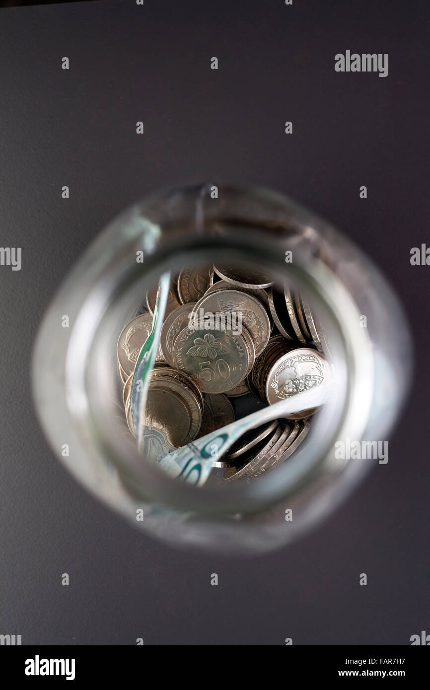 Jar-voller Bargeld im Inneren. Stockfoto