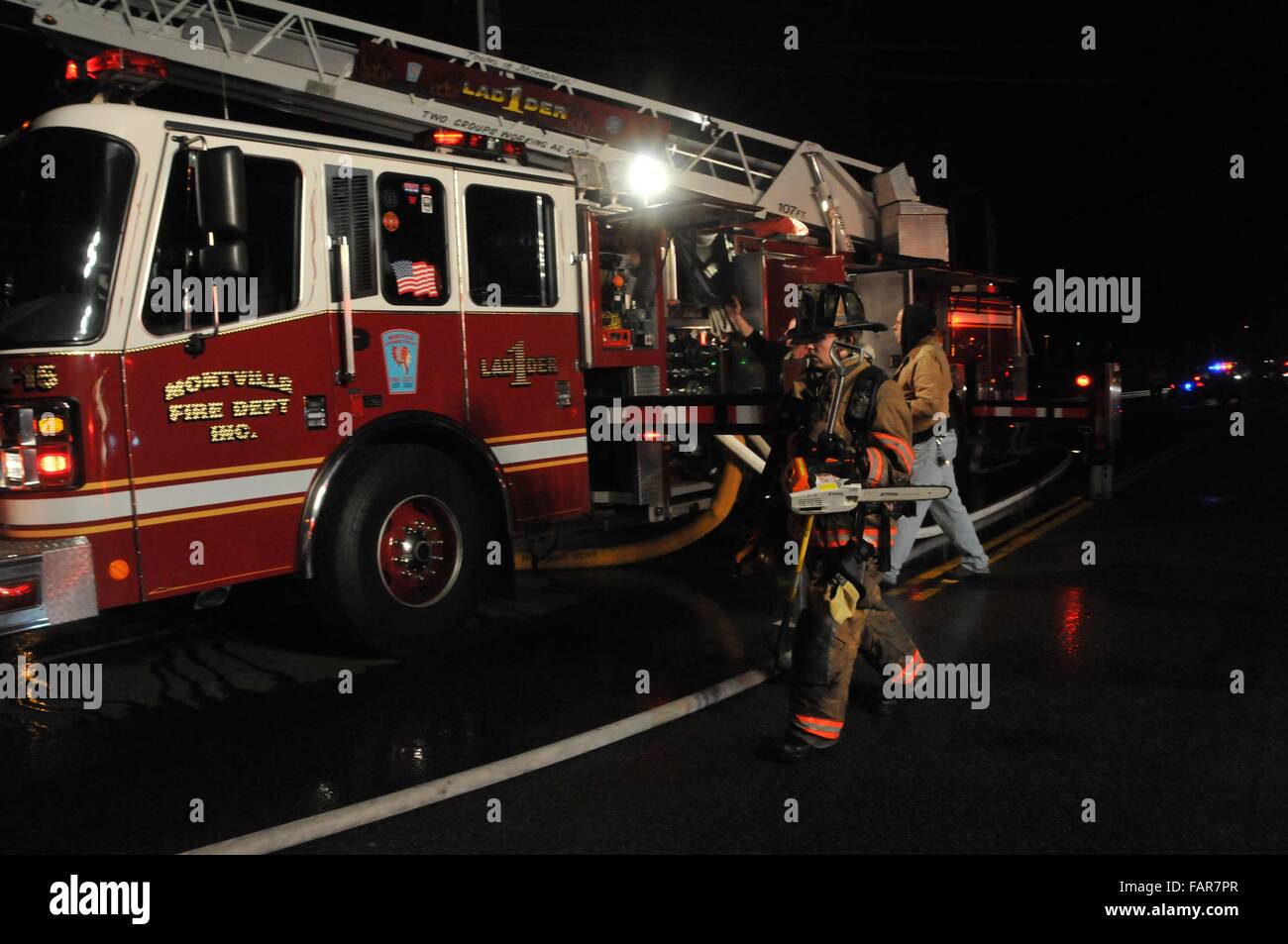 Ein Oakdale CT Feuerwehrmann geht weg von Montville LKW mit Tools für den hinteren Teil des Gebäudes, mit der Suche zu unterstützen Stockfoto