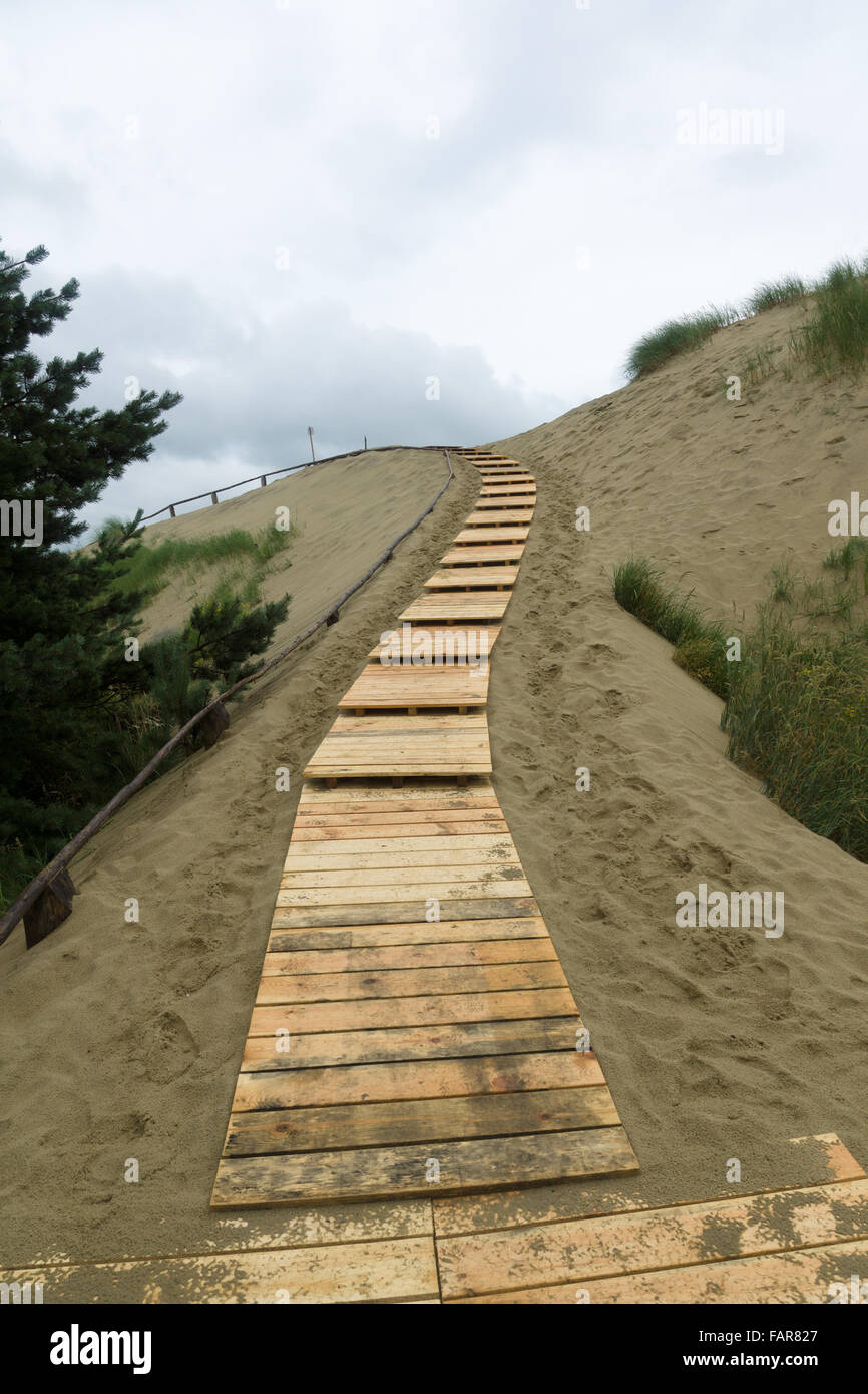 Holzboden für Aufstieg auf dem sandigen Hügel Stockfoto