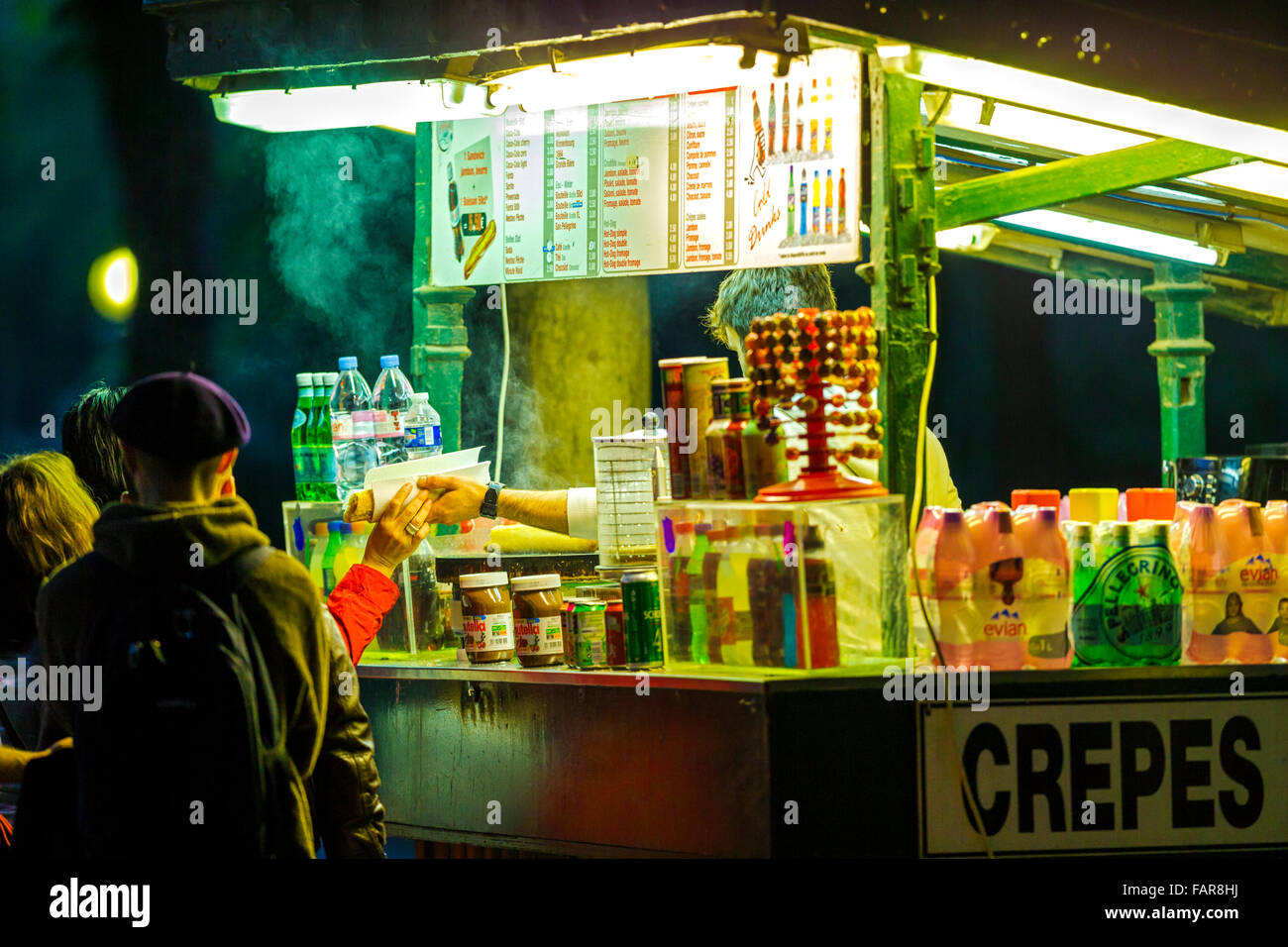 Imbiss-Stand entlang der Champs-Élysées in der Nacht, Paris Stockfoto