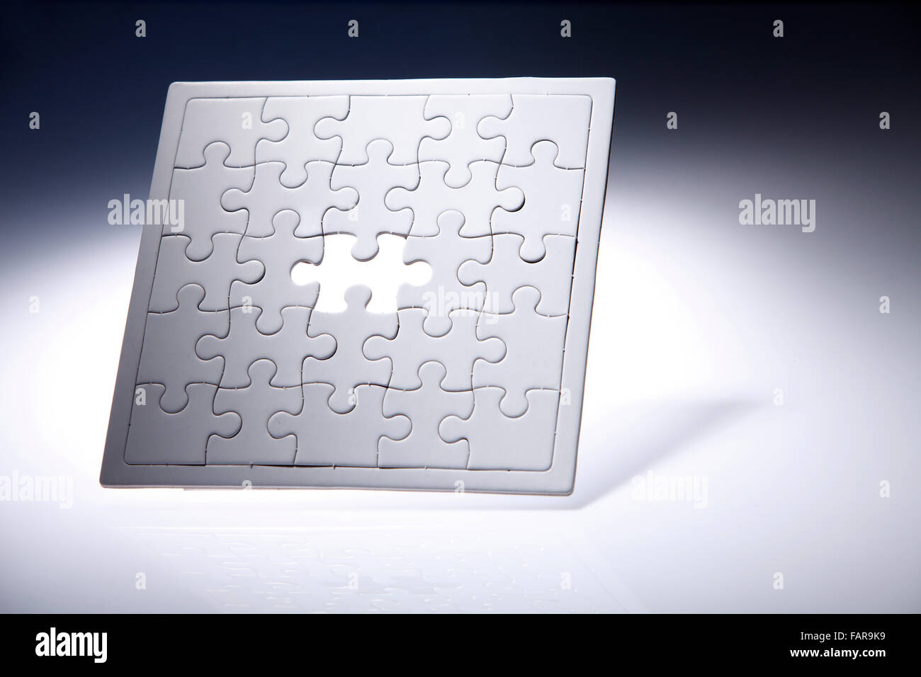 Puzzle mit fehlenden Stück isoliert auf dem grauen Hintergrund. Stockfoto