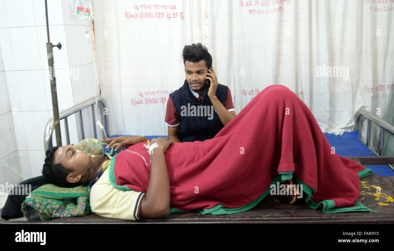 Dhaka, Bangladesch. 4. Januar 2015. Eine Erdbeben Überlebende erhält medizinische Behandlung in Dhaka, Bangladesch, 4. Januar 2015. Mindestens zwei Menschen in der Hauptstadt von Bangladesch starb, als ein massives Erdbeben benachbarten Indien Montag früh rüttelte Quellen sagten. Etwa 100 Menschen wurden angeblich auch so viele mit Panik eilte aus ihren Wohnungen für Sicherheit verletzt. © Shariful Islam/Xinhua/Alamy Live-Nachrichten Stockfoto