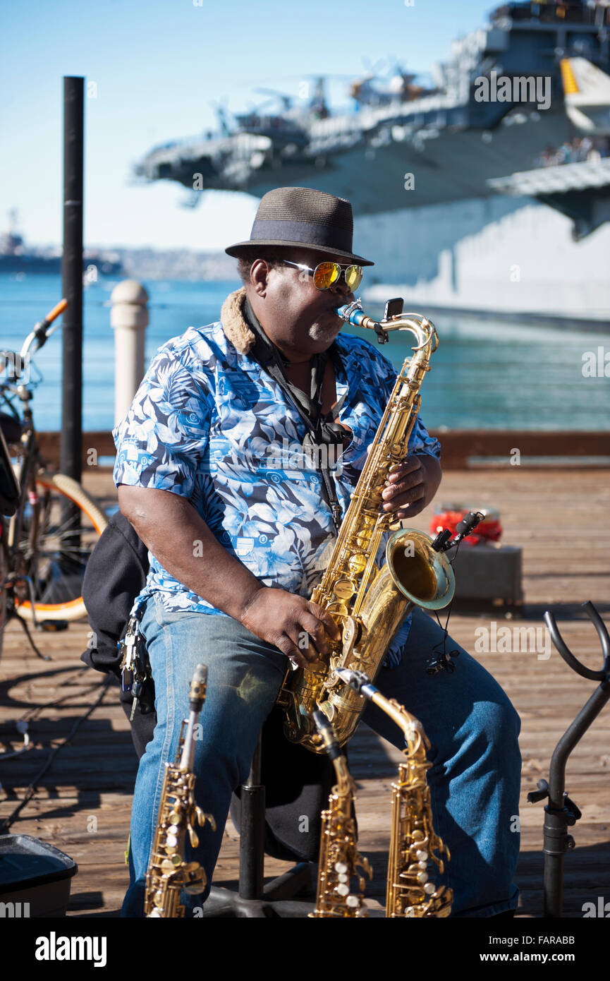 Saxophon Spieler Straßenmusikant am Hafen von San Diego in San Diego, Kalifornien Stockfoto