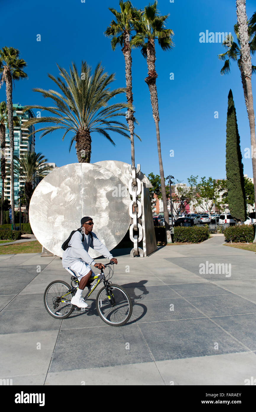 Mann mit dem Fahrrad in der Innenstadt von San Diego, Kalifornien Stockfoto