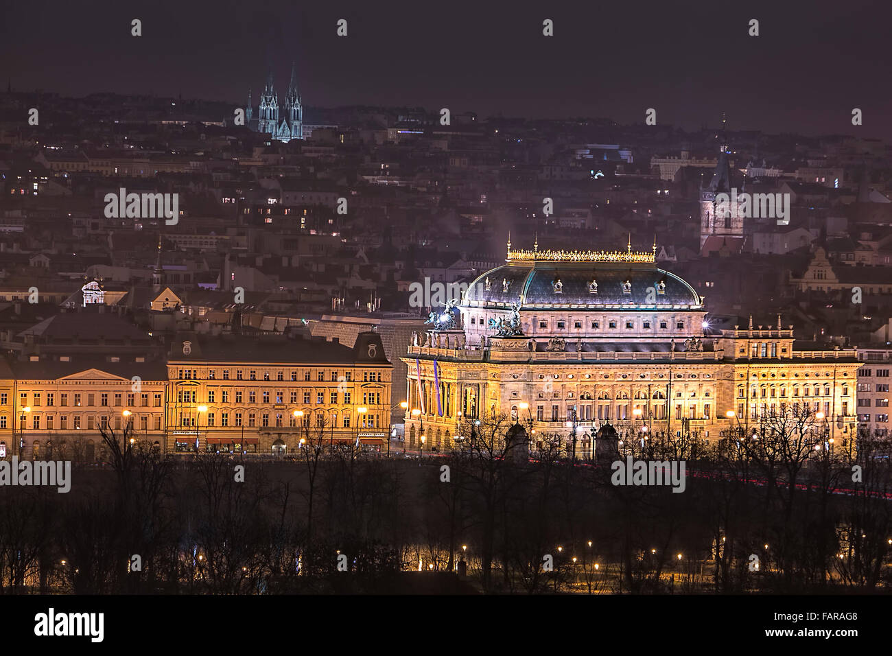 Prag bei Nacht mit Nationaltheater und Ufer des Flusses Moldau, Tschechien. Stockfoto