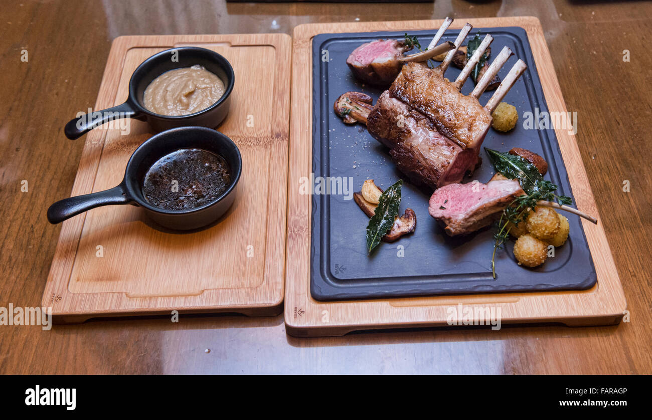 Gebratenes Lammkarree in einem Restaurant in Bangkok, Thailand Stockfoto