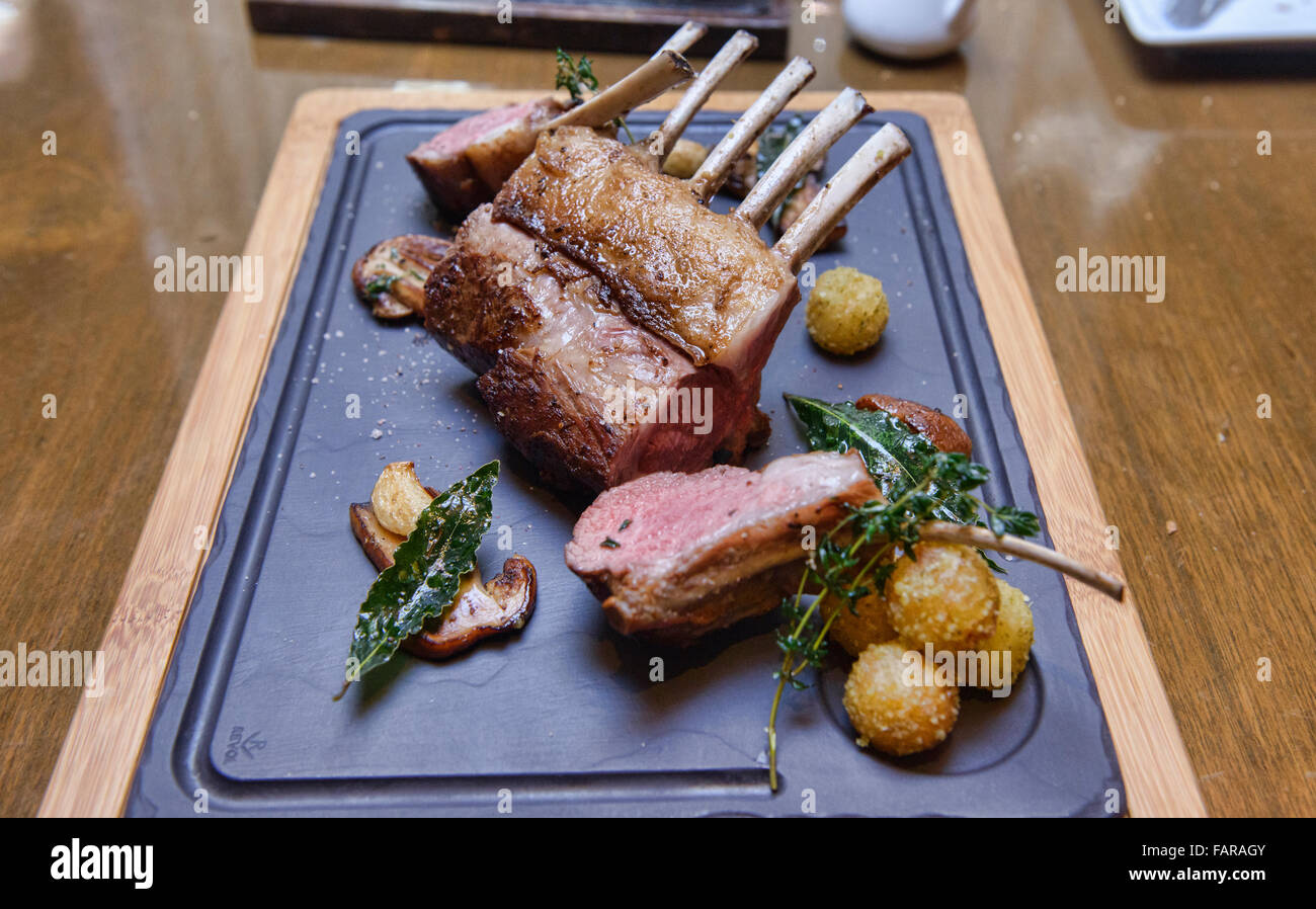 Gebratenes Lammkarree in einem Restaurant in Bangkok, Thailand Stockfoto