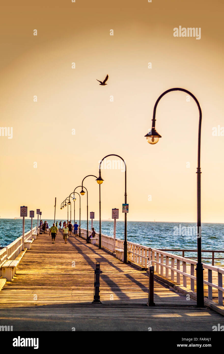 Schöne und elegante viktorianische Periode Straßenlaternen auf Steg im Albert Park bei Sonnenuntergang, Melbourne Australien Stockfoto