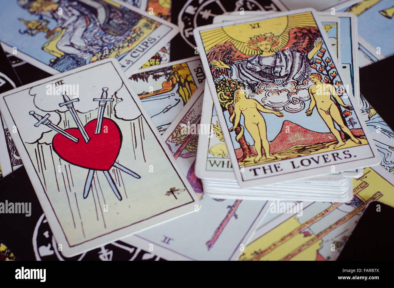 Tarot-Karten - die Liebenden Karte & Herz Stockfotografie - Alamy