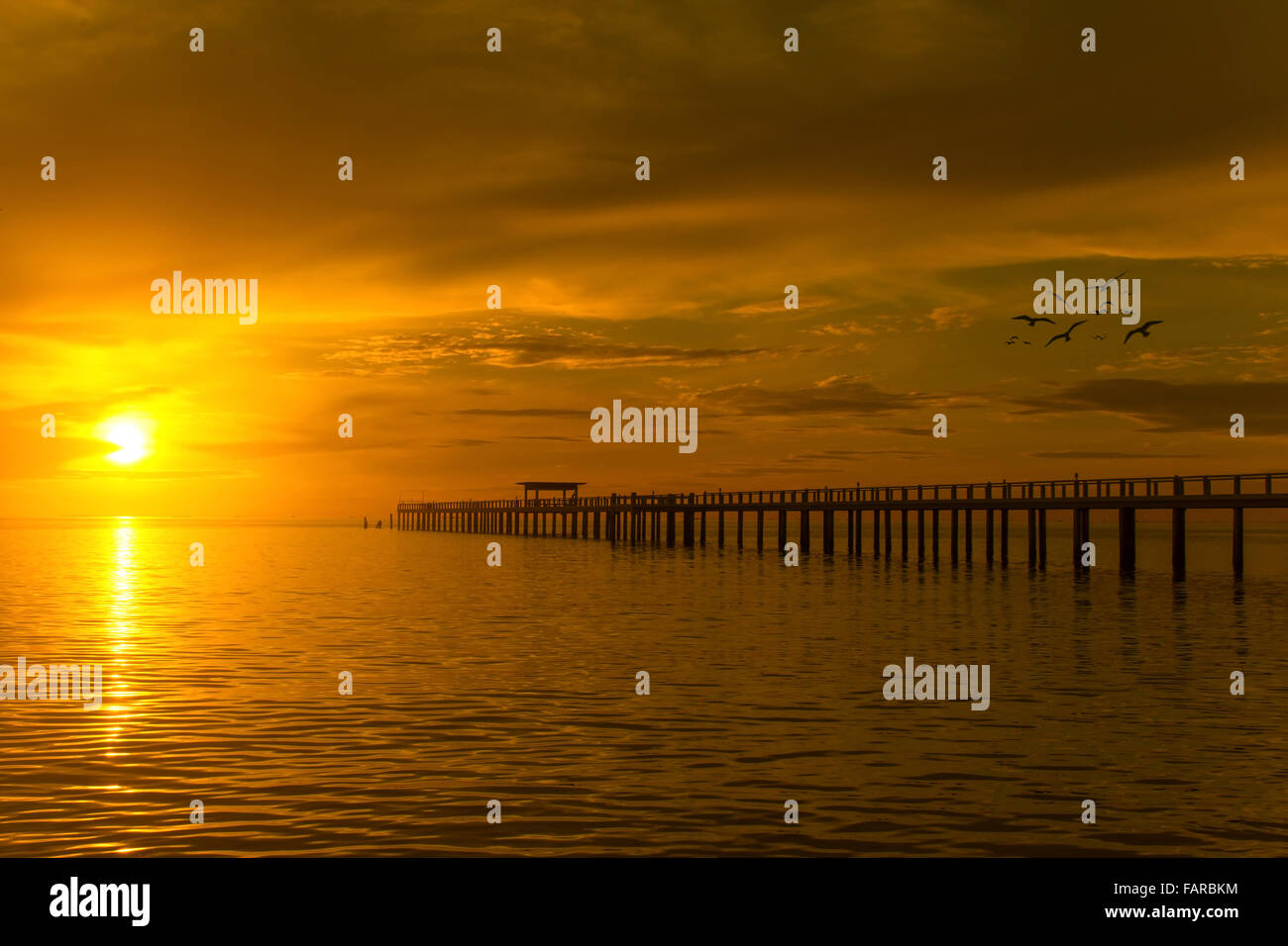 Sommer, Reisen, Urlaub und Ferien-Konzept - Holzsteg zwischen Sonnenuntergang in Phuket, Thailand Stockfoto Sommer, Reisen, Urlaub und Ferien-Konzept - Holzsteg zwischen Sonnenuntergang in Phuket, Thailand Stockfoto
