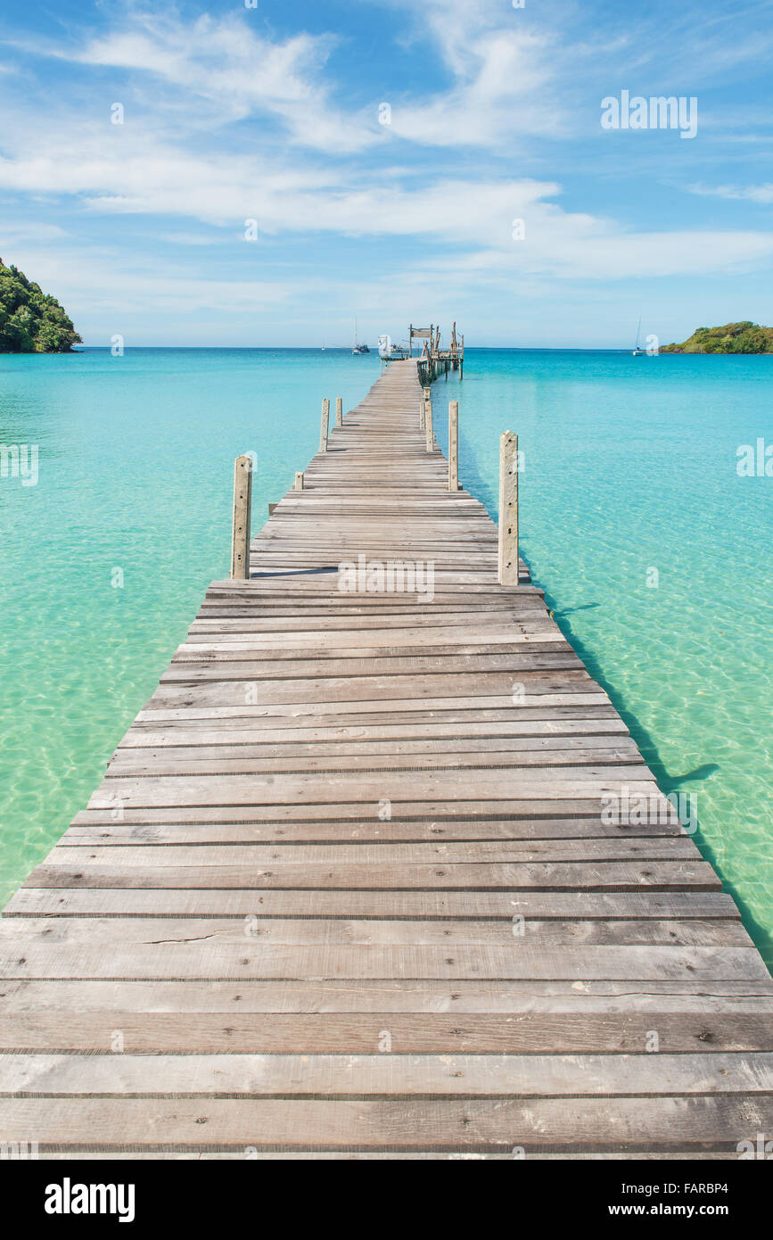 Sommer, Reisen, Urlaub und Ferien-Konzept - Holzmole in Phuket, Thailand Stockfoto