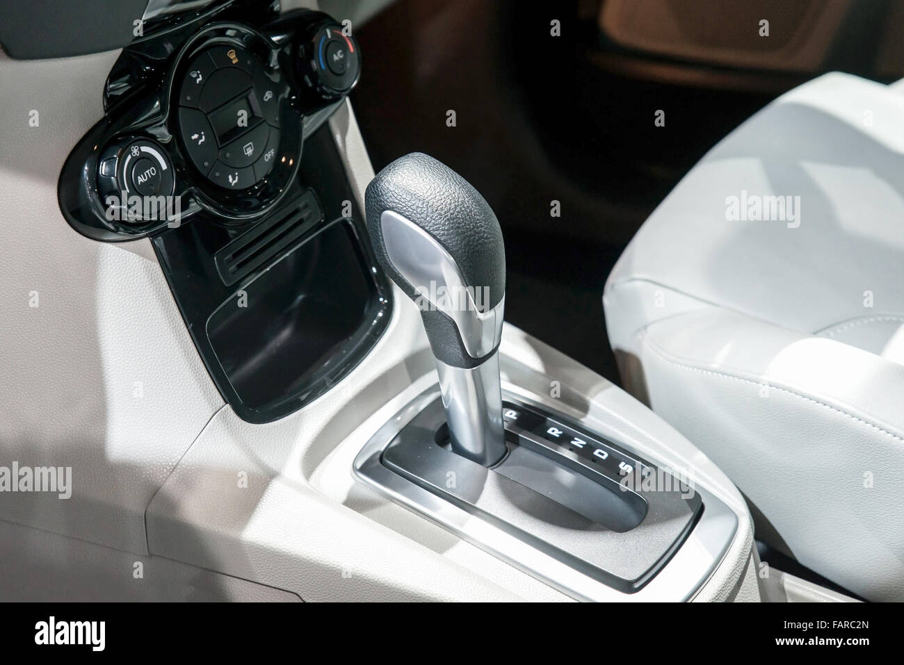 Innenraum: Automatikgetriebe Getriebe Shift und Klimaanlage-Taste im Auto Stockfoto