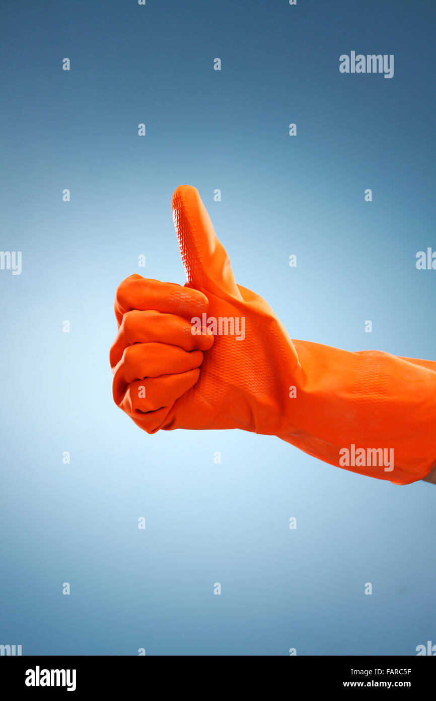 Nahaufnahme der Hand einer Person, die ein Daumen hoch Zeichen machen. Stockfoto