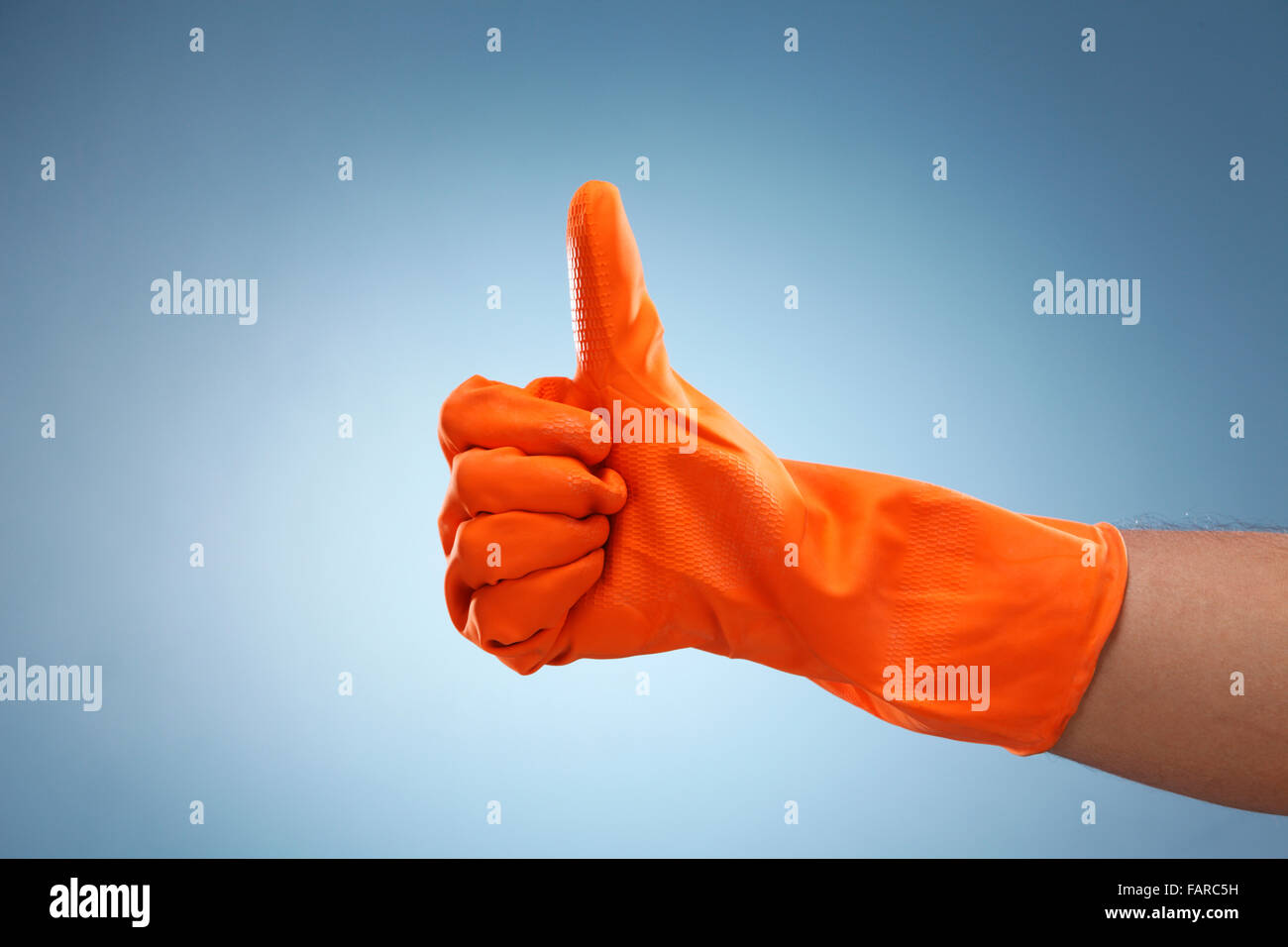 Nahaufnahme der Hand einer Person, die ein Daumen hoch Zeichen machen. Stockfoto