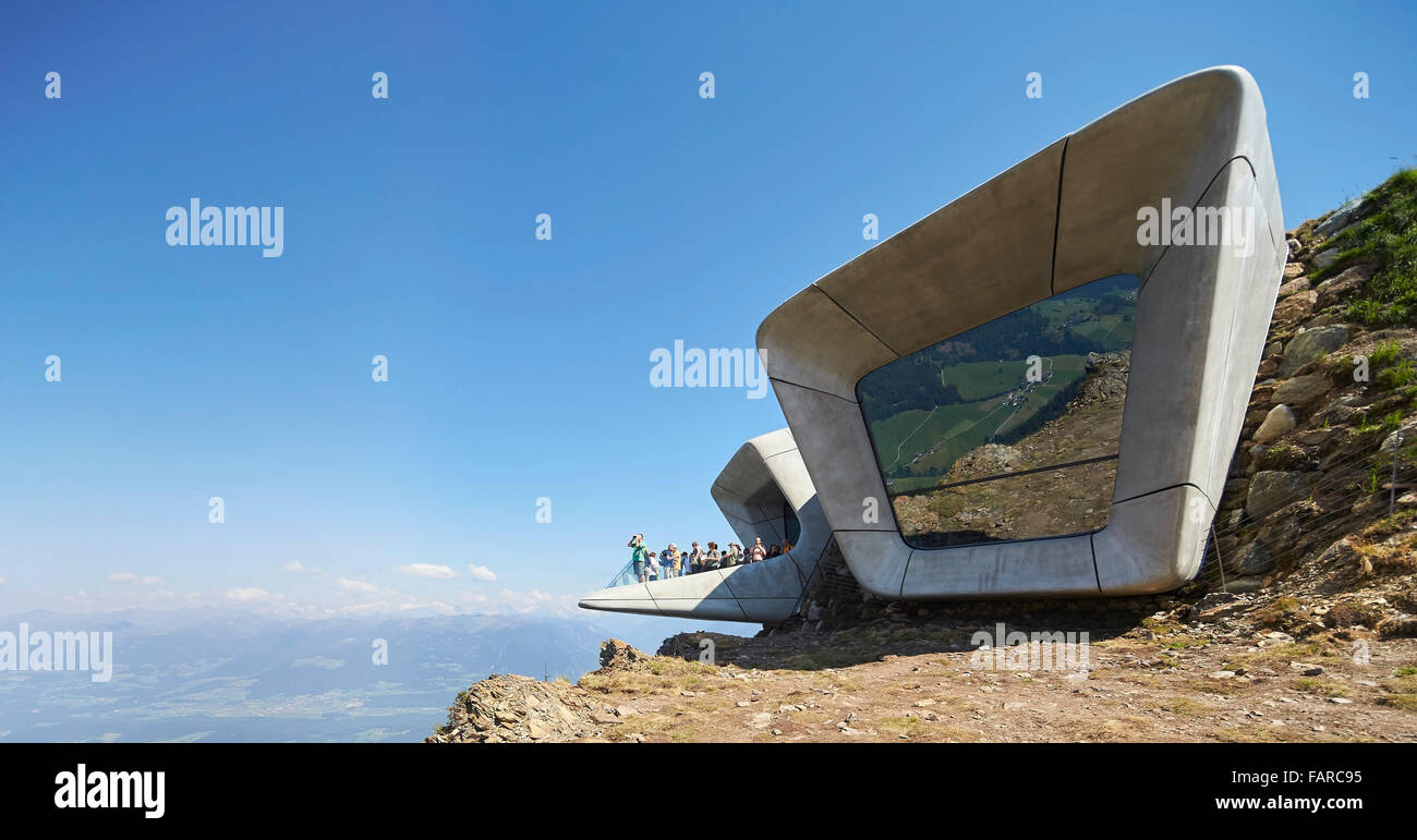 Höhe des Bildfensters und Aussichtsplattform. Messner Mountain Museum Corones, Mount Kronplatz, Italien. Architektin: Zaha Hadid Stockfoto