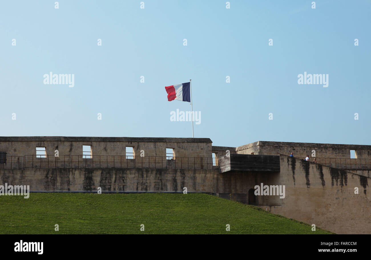 Es ist ein Foto von einem Schloss in Frankreich in der Normandie. Sie können die französische Flagge sehen. Stockfoto