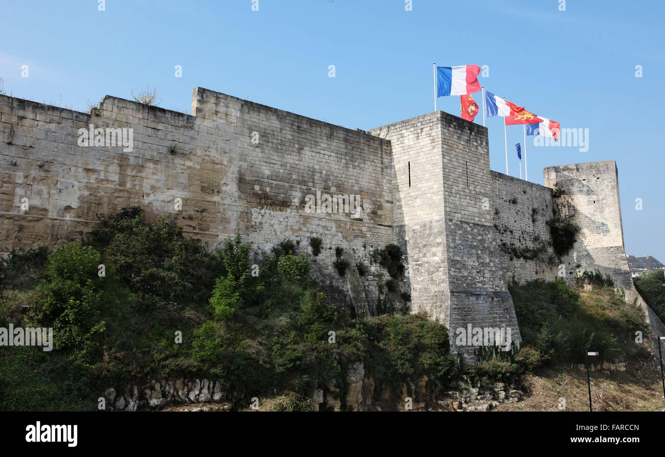 Es ist ein Foto von einem Schloss in Frankreich in der Normandie. Die französische Flagge & Normand-Flagge zu sehen. Stockfoto