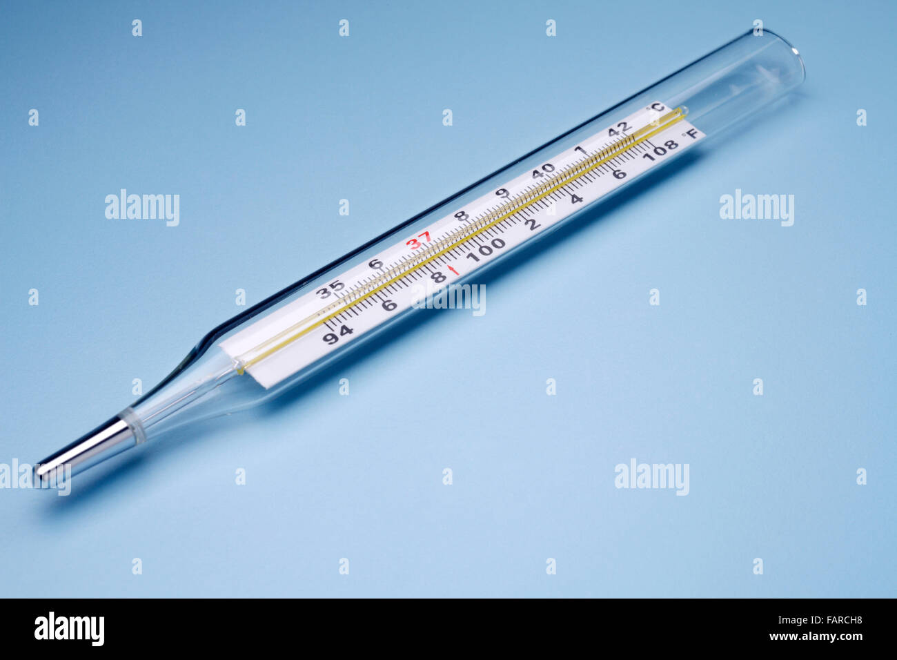 Thermometer, warme und kalte Temperatur mit Beschneidungspfad zu messen. Stockfoto
