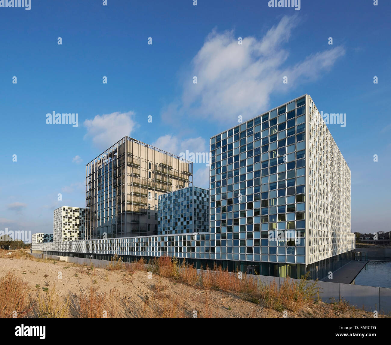 Gericht Turm und Bürogebäuden in der Perspektive. Internationaler Strafgerichtshof (IStGH) Den Haag, Den Haag, Niederlande. Architekt: Stockfoto