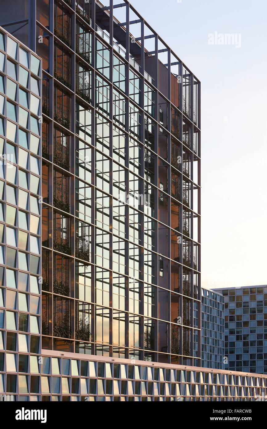 Raster Rahmen des Gerichts Turm im späten Nachmittag Licht. Internationaler Strafgerichtshof (IStGH) Den Haag, Den Haag, Niederlande. Architekt Stockfoto