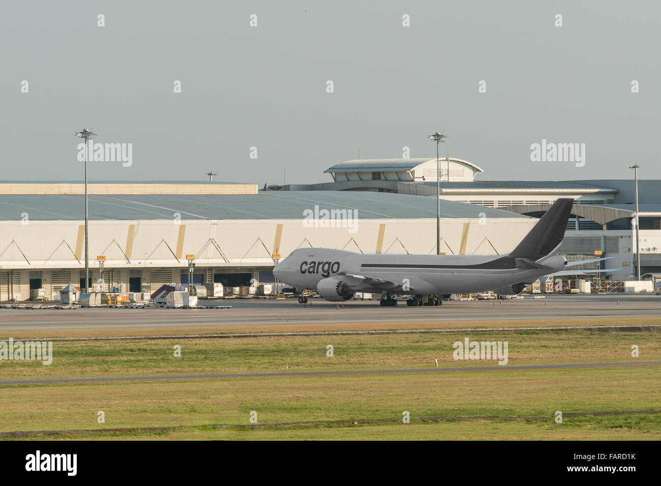 Frachtmaschine in Cargo-terminal am Flughafen Stockfoto