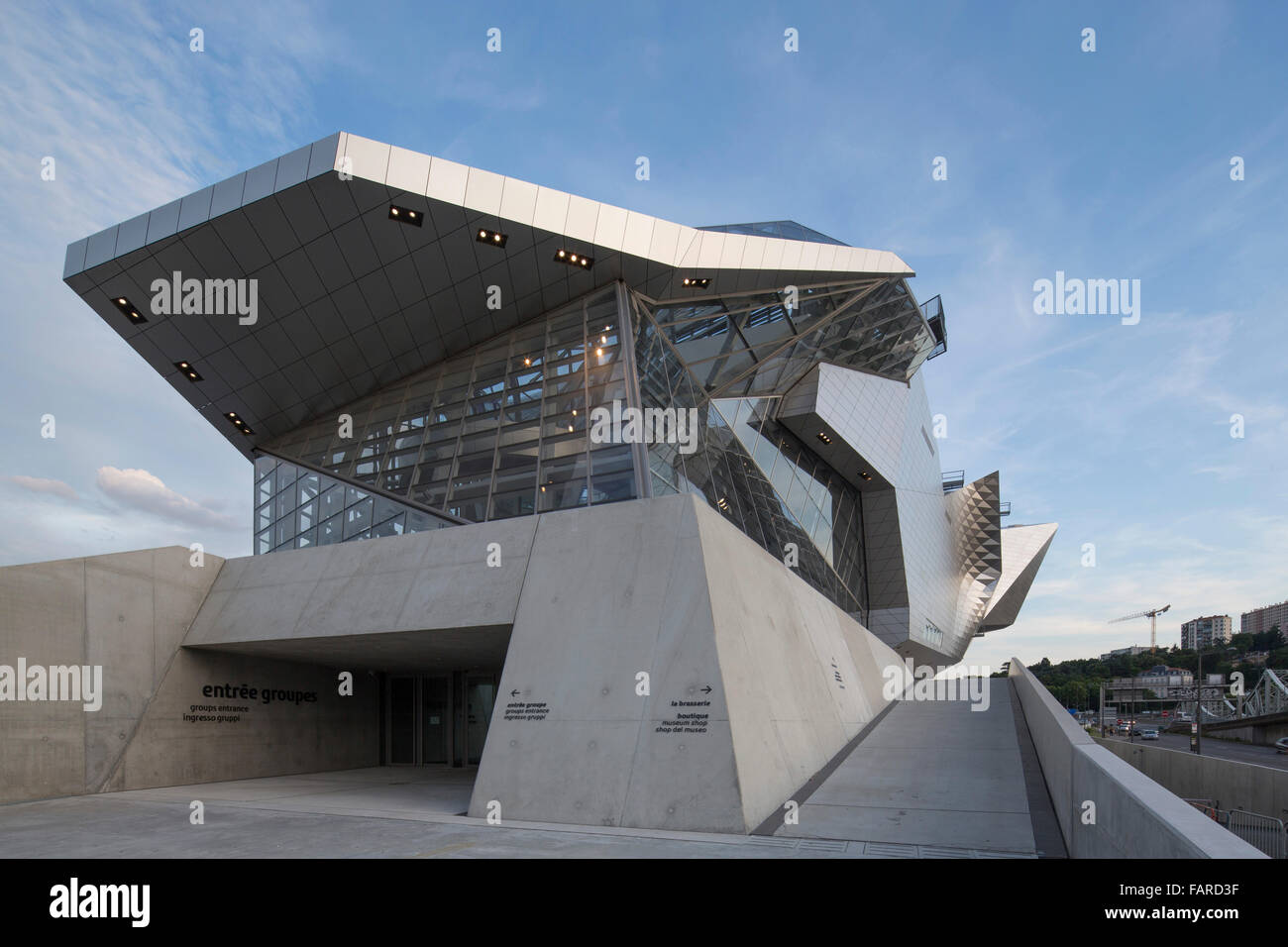 Straße Gruppe Eingang mit äußeren Rampe. Musée des Confluences, Lyon, Frankreich. Architekt: COOP HIMMELB (L) AU, 2014. Stockfoto