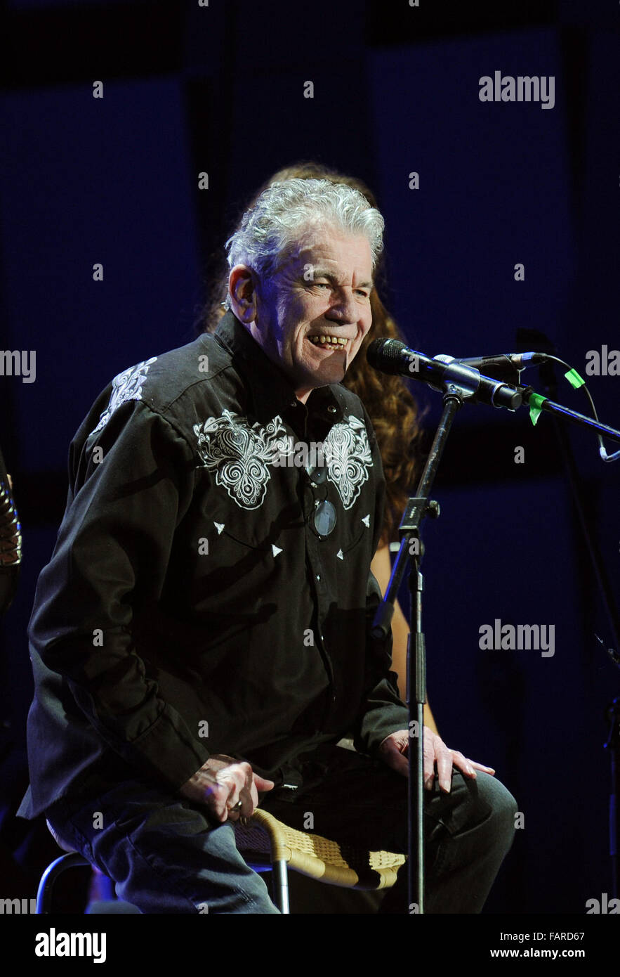 Schottische Sängerin der schottischen Hard-Rock-Band Nazareth führt in das Weihnachtskonzert mit den Stars in Prag, Tschechische Republik, 21. Dezember 2015. (CTK Foto/Veronika Simkova) Stockfoto