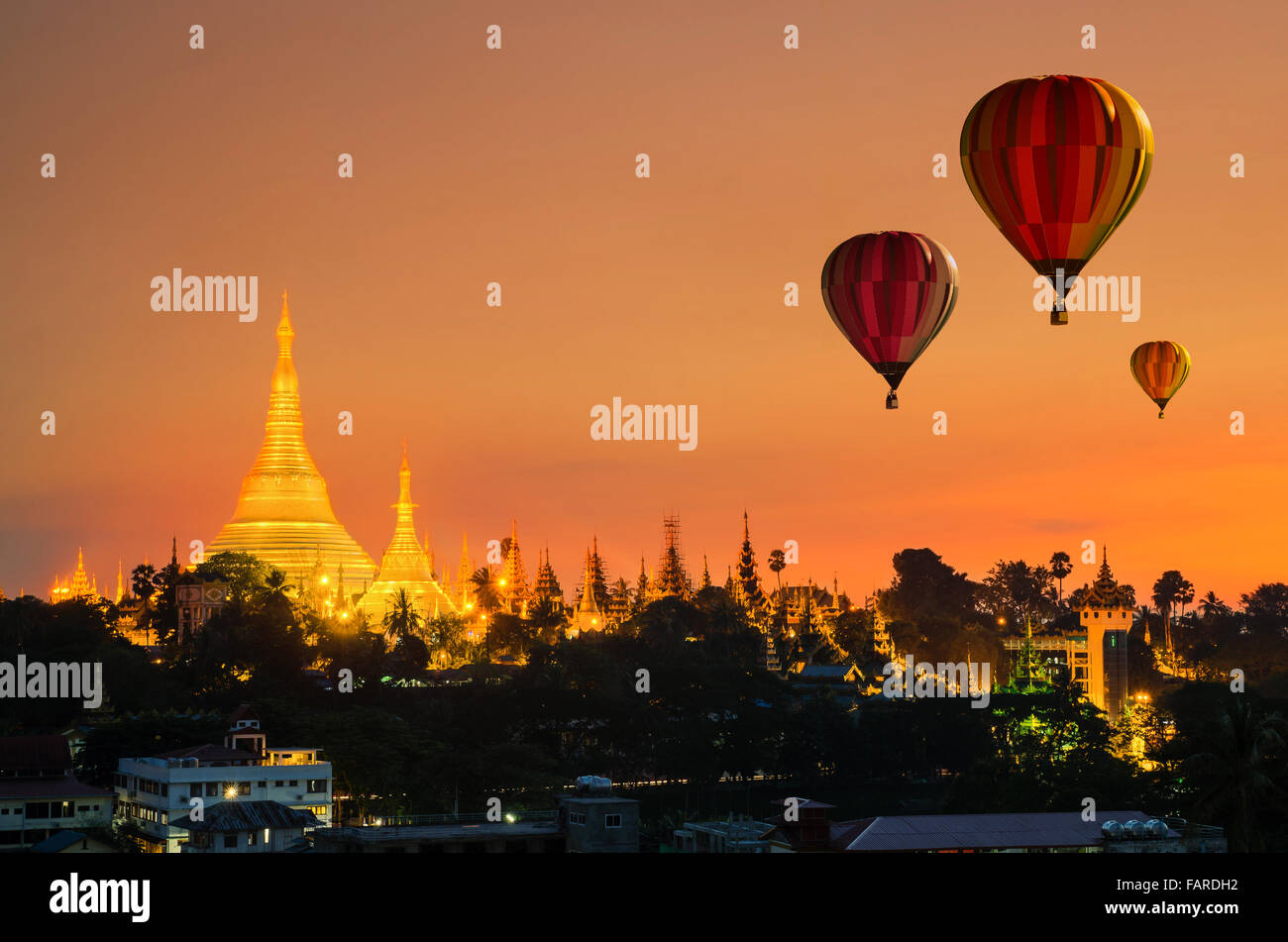 Bunte Heißluftballons fliegen über der Shwedagon-Pagode in Yangon, Myanmar Stockfoto