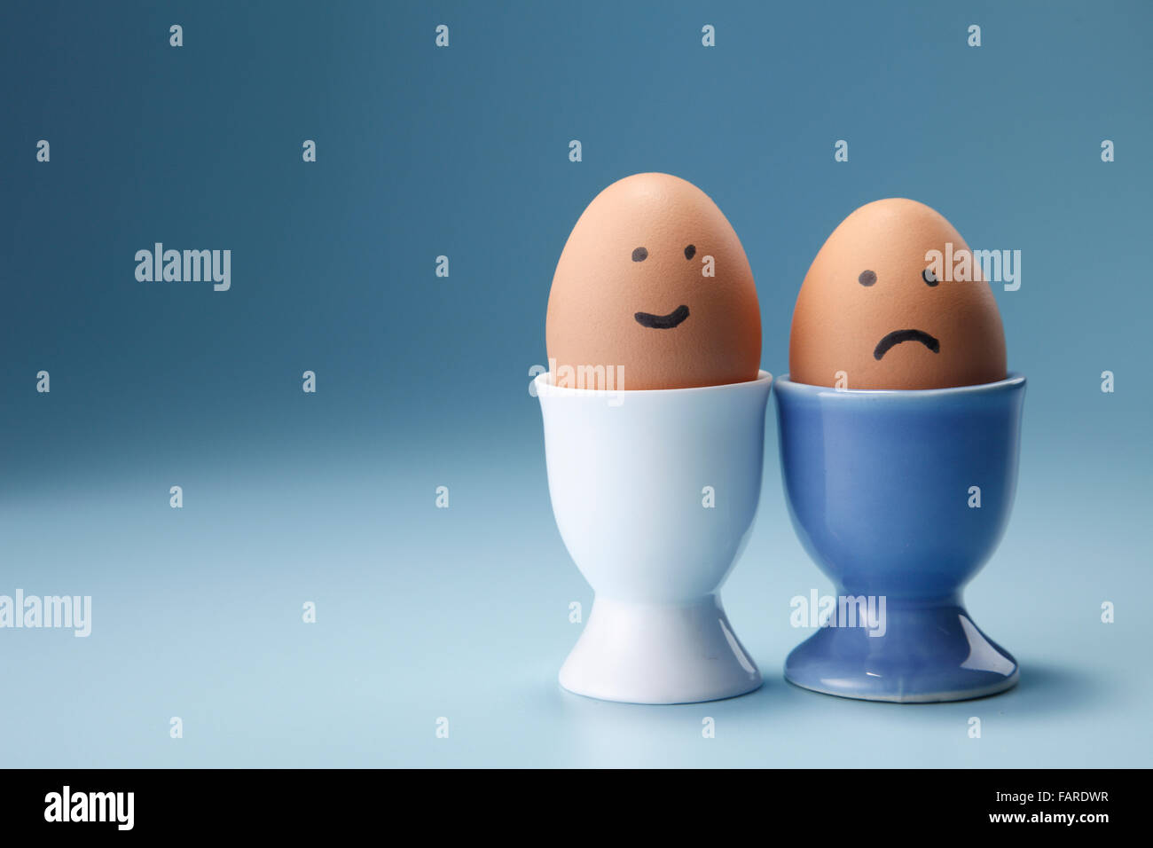 Ei mit lustigem Gesicht auf der Eierbecher Stockfotografie - Alamy