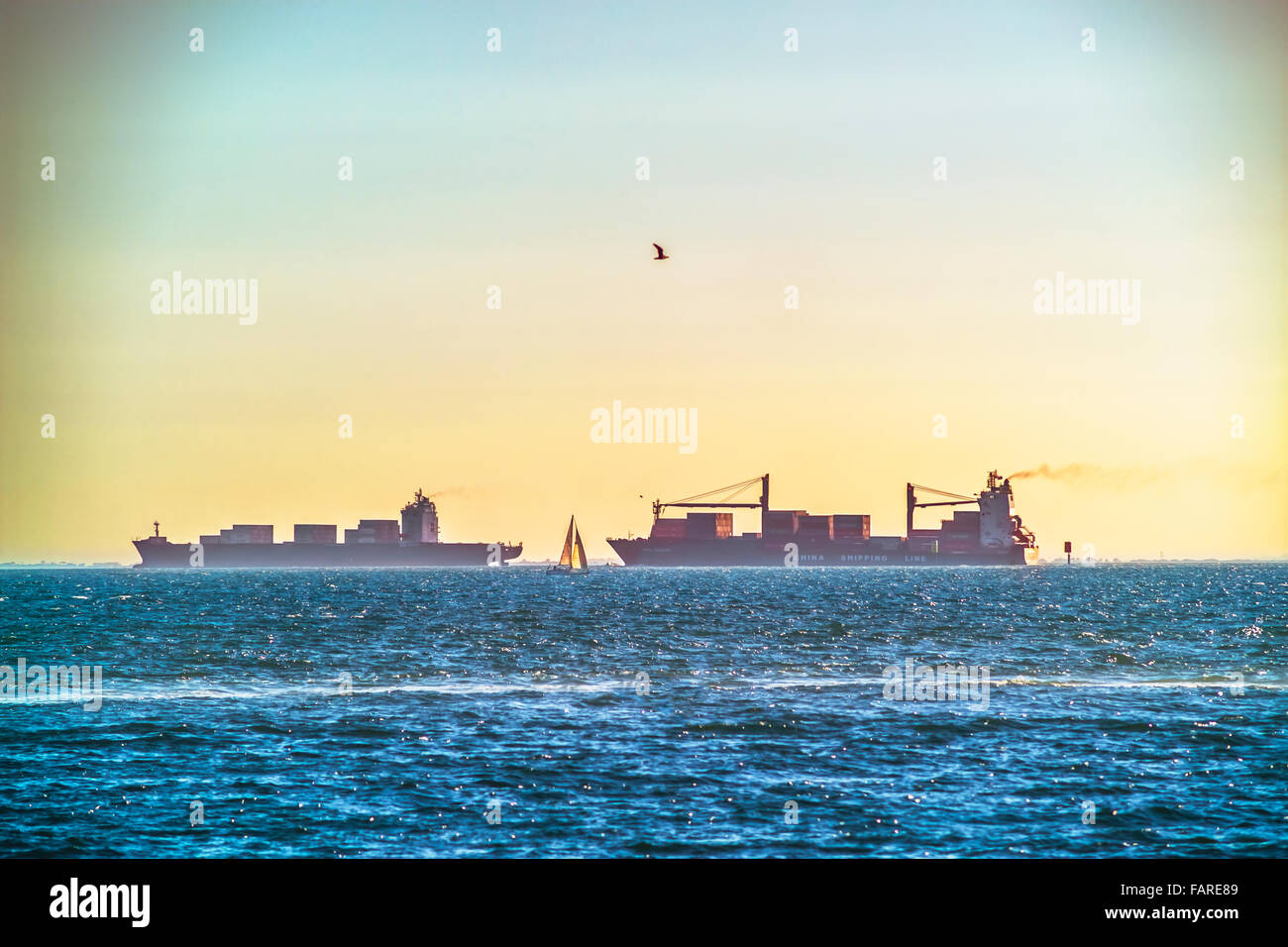 Zwei Frachtschiffen am Horizont in der Port Phillip Bay Area, Melbourne Stockfoto