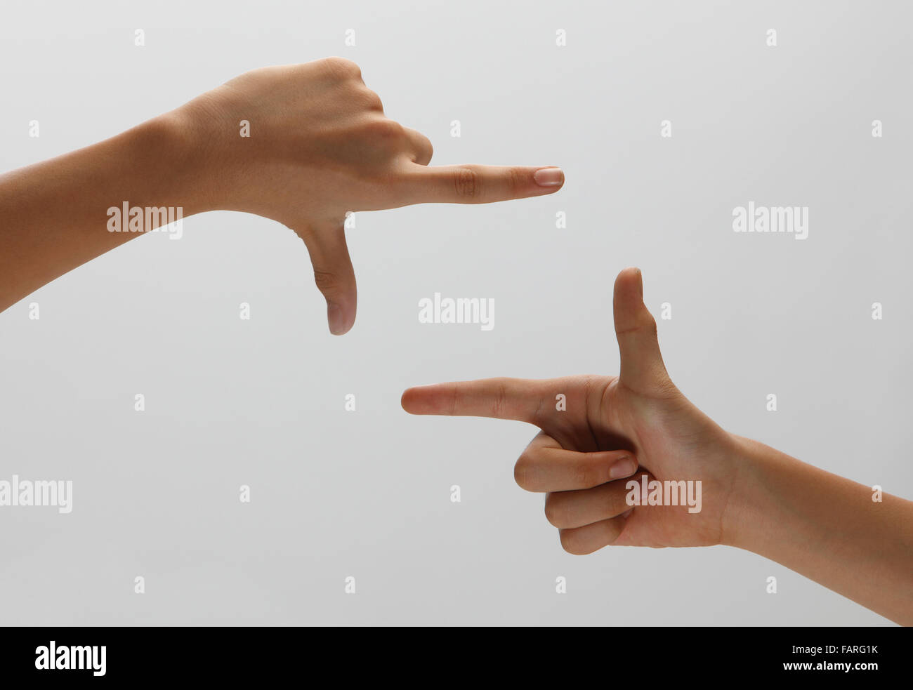 Gestell aus Händen auf grauem Hintergrund isoliert Stockfoto