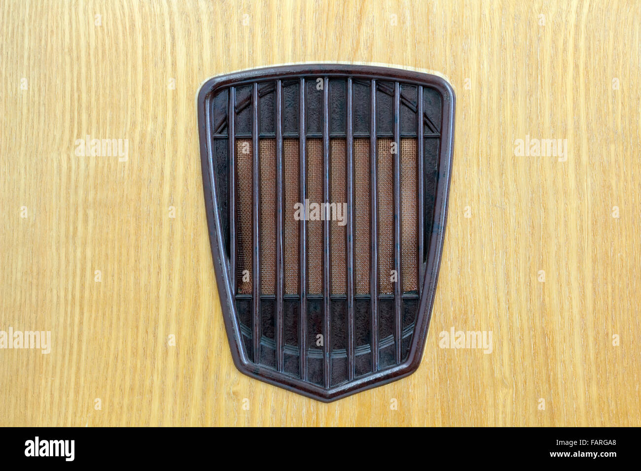 Ebonit Raster eines Lautsprechers ein Retro-Vintage Röhren Radio Grammophon Hintergrund. Die Holzplatte ist durch eine Natur laminiert. Stockfoto