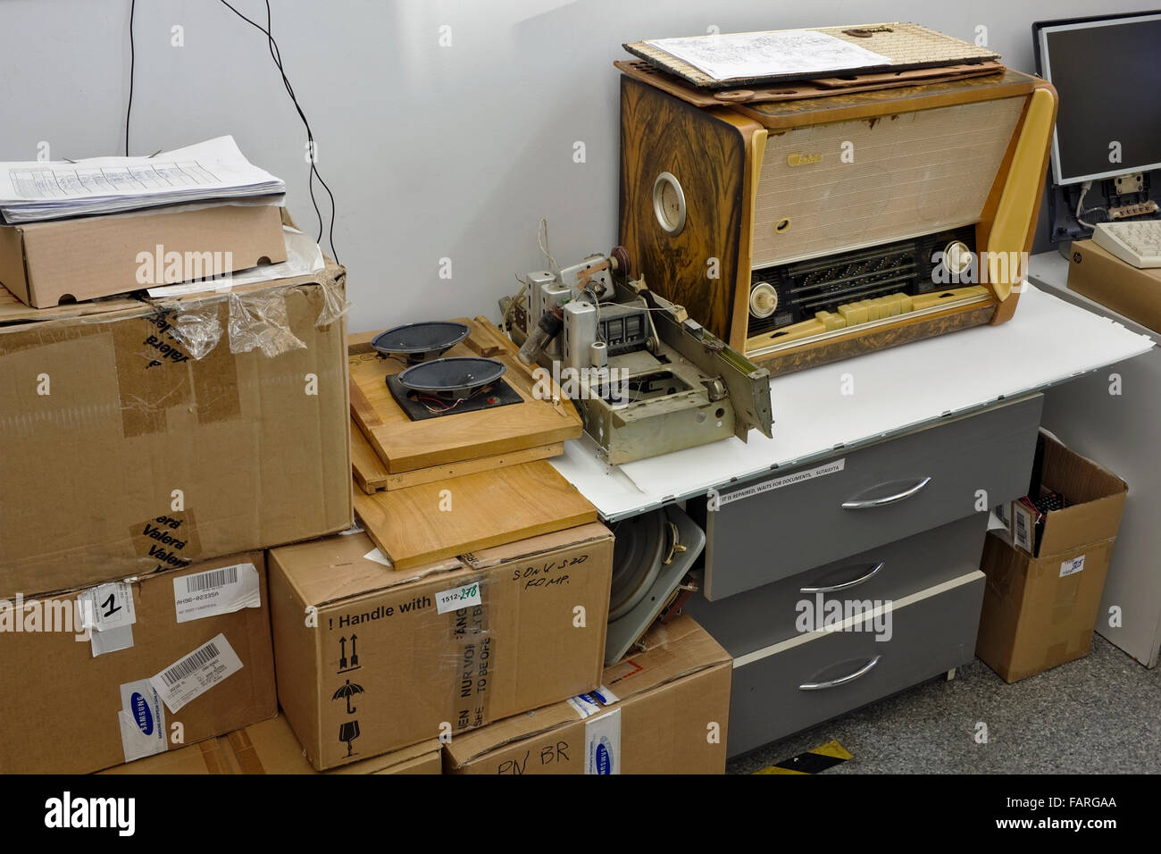 VILNIUS, Litauen - 16. Dezember 2015: Vintage retro Rohr Radio Empfänger  Reparatur in modernen kleinen Service-Center. Ein antikes rad  Stockfotografie - Alamy