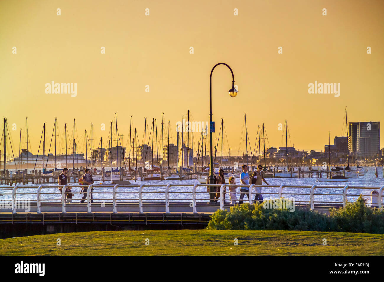 Yachten ankern in St. Kilda Beach, Menschen zu Fuß entlang der Pier, Melbourne Australien Stockfoto