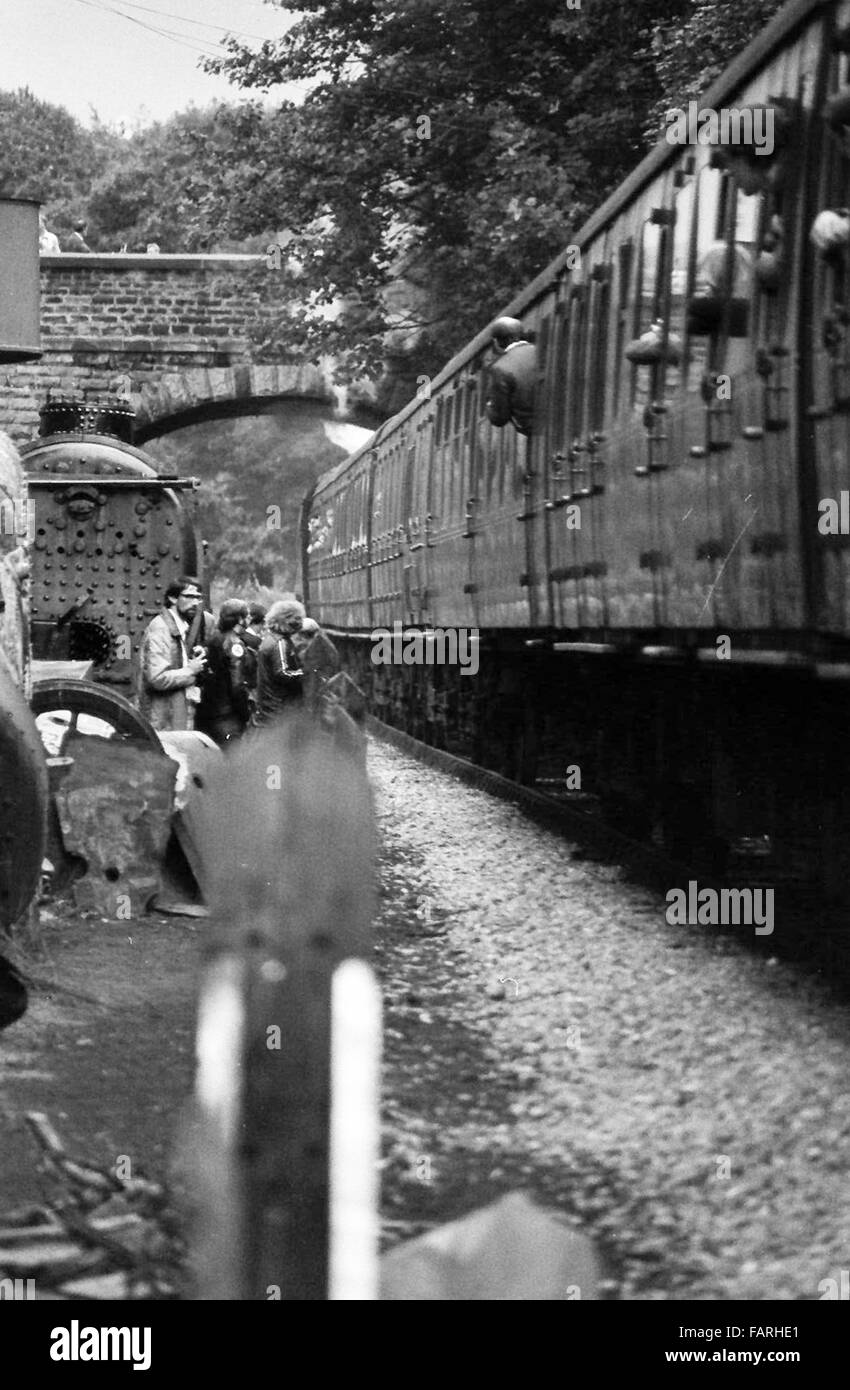 Bahnhof Haworth, West Yorkshire circa 1982 schwarz-weiß Archiv Bild. Heimat der Keighley und Wert Valley Railway, ist die KWVR mit freiwilligen besetzt. BRITISH RAILWAYS, BULLEID WEST COUNTRY PACIFIC 4-6-2 Nr. 34092 "CITY OF WELLS' 1949 gebaut und ursprünglich benannt" Brunnen "dampft vorbei an Enthusiasten. Stockfoto