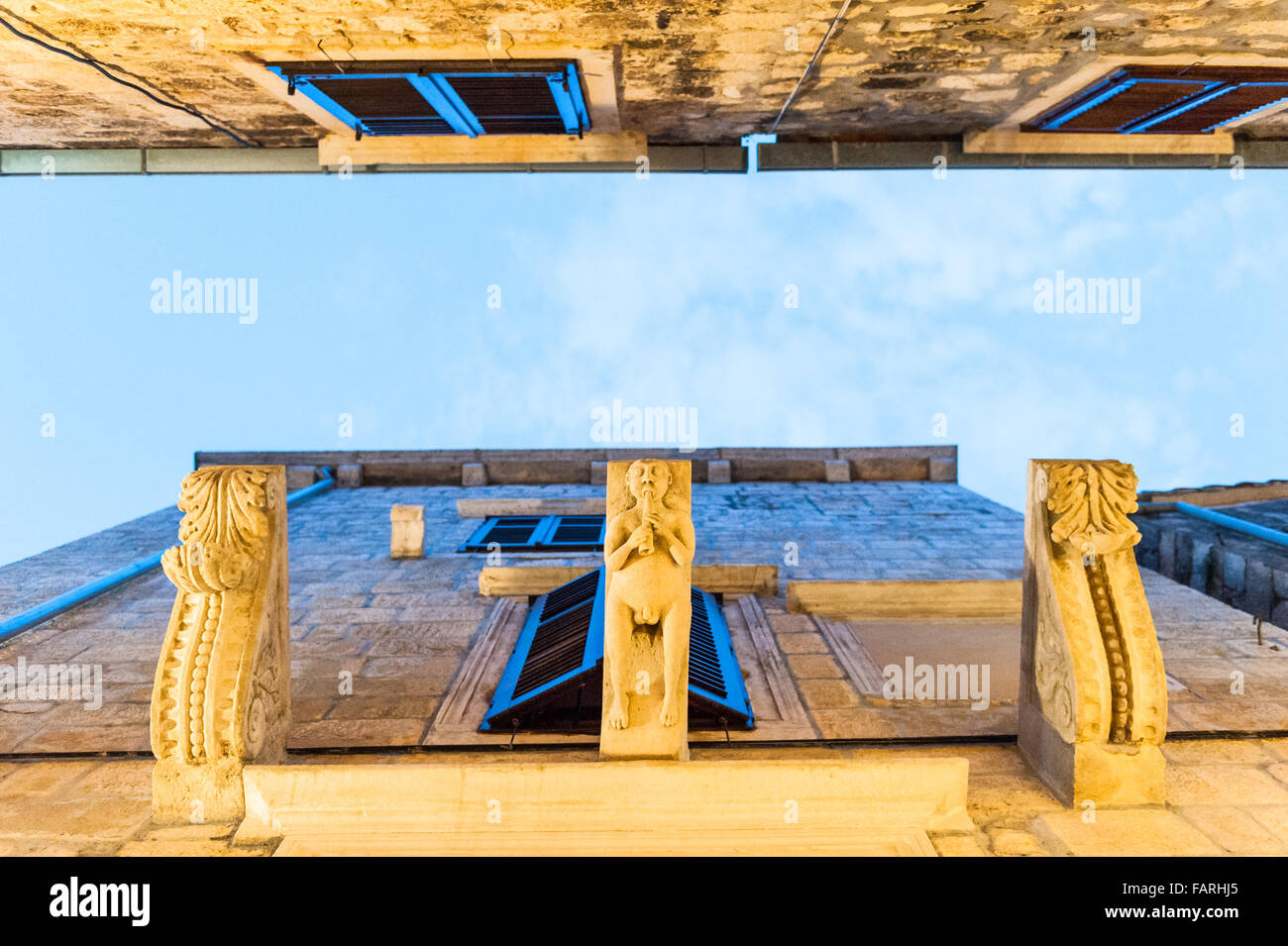 Skywards zwischen den Geschäften in der mittelalterlichen blickend ummauerte alte Stadt Korcula, Kroatien, Dalmatien, Europa Stockfoto