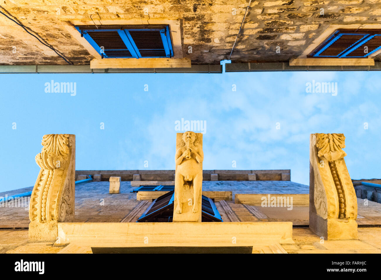 Skywards zwischen den Geschäften in der mittelalterlichen blickend ummauerte alte Stadt Korcula, Kroatien, Dalmatien, Europa Stockfoto