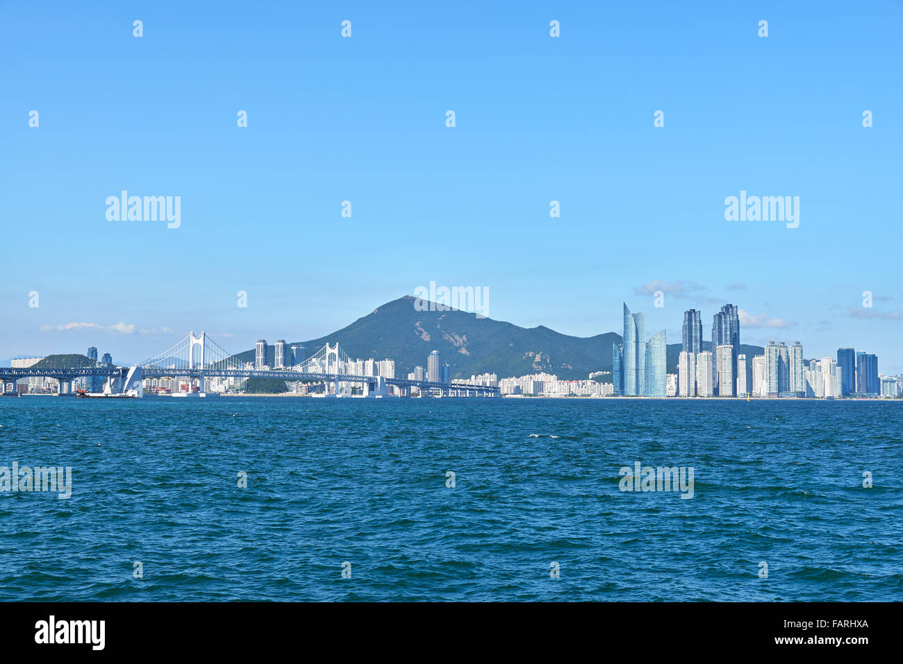Gwangan Big-Brücke und Marinestadt in Busan, Korea. Die Hängebrücke ist ein Wahrzeichen von Busan. Stockfoto