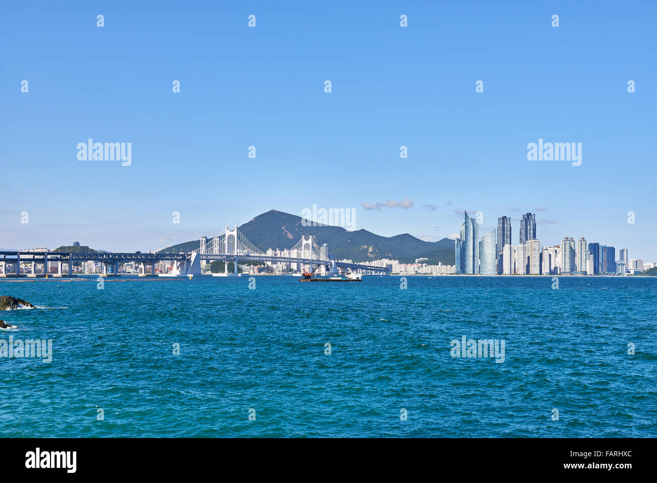 Gwangan Big-Brücke und Marinestadt in Busan, Korea. Die Hängebrücke ist ein Wahrzeichen von Busan. Stockfoto