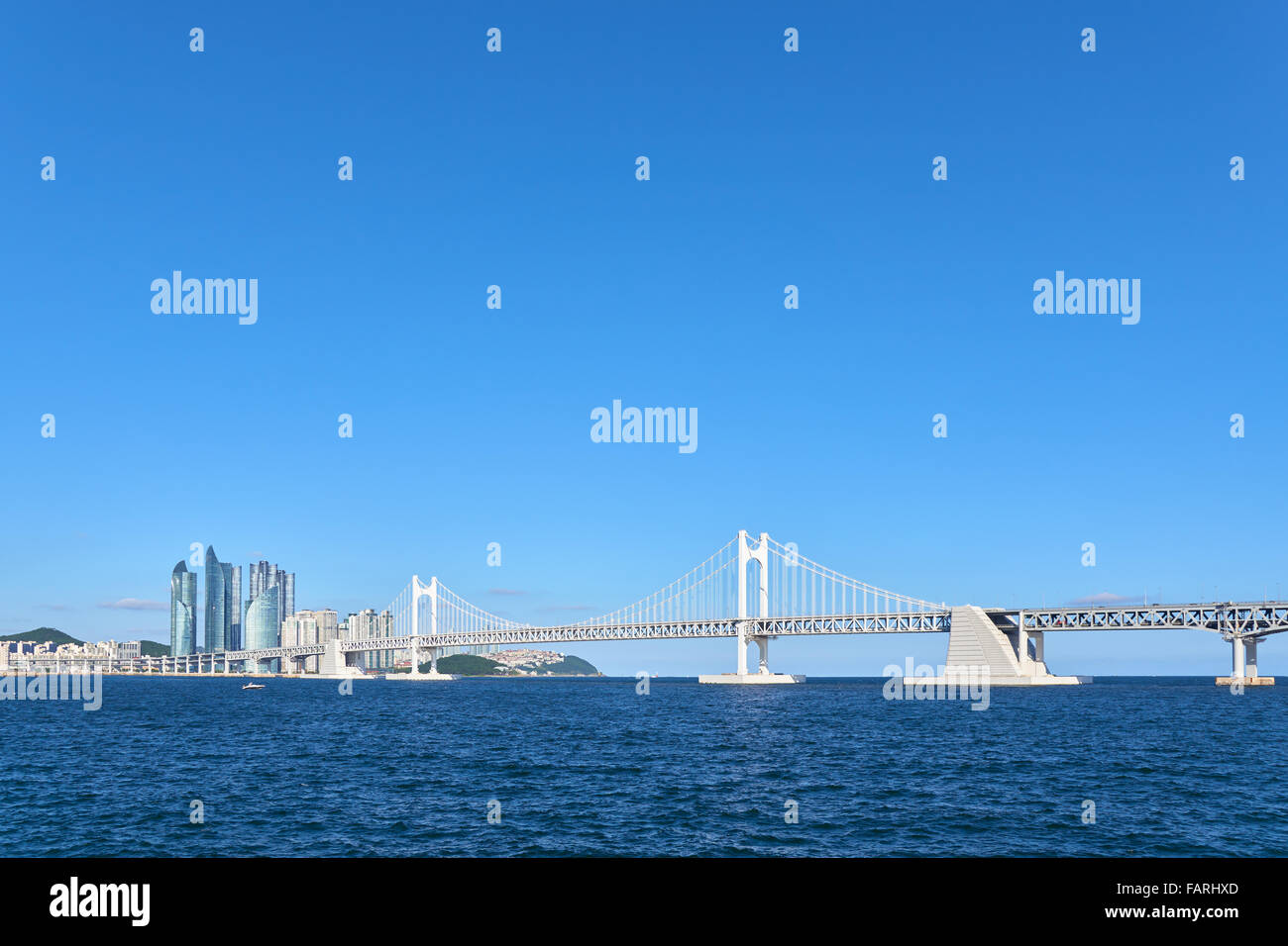 Gwangan Big-Brücke und Marinestadt in Busan, Korea. Die Hängebrücke ist ein Wahrzeichen von Busan. Stockfoto